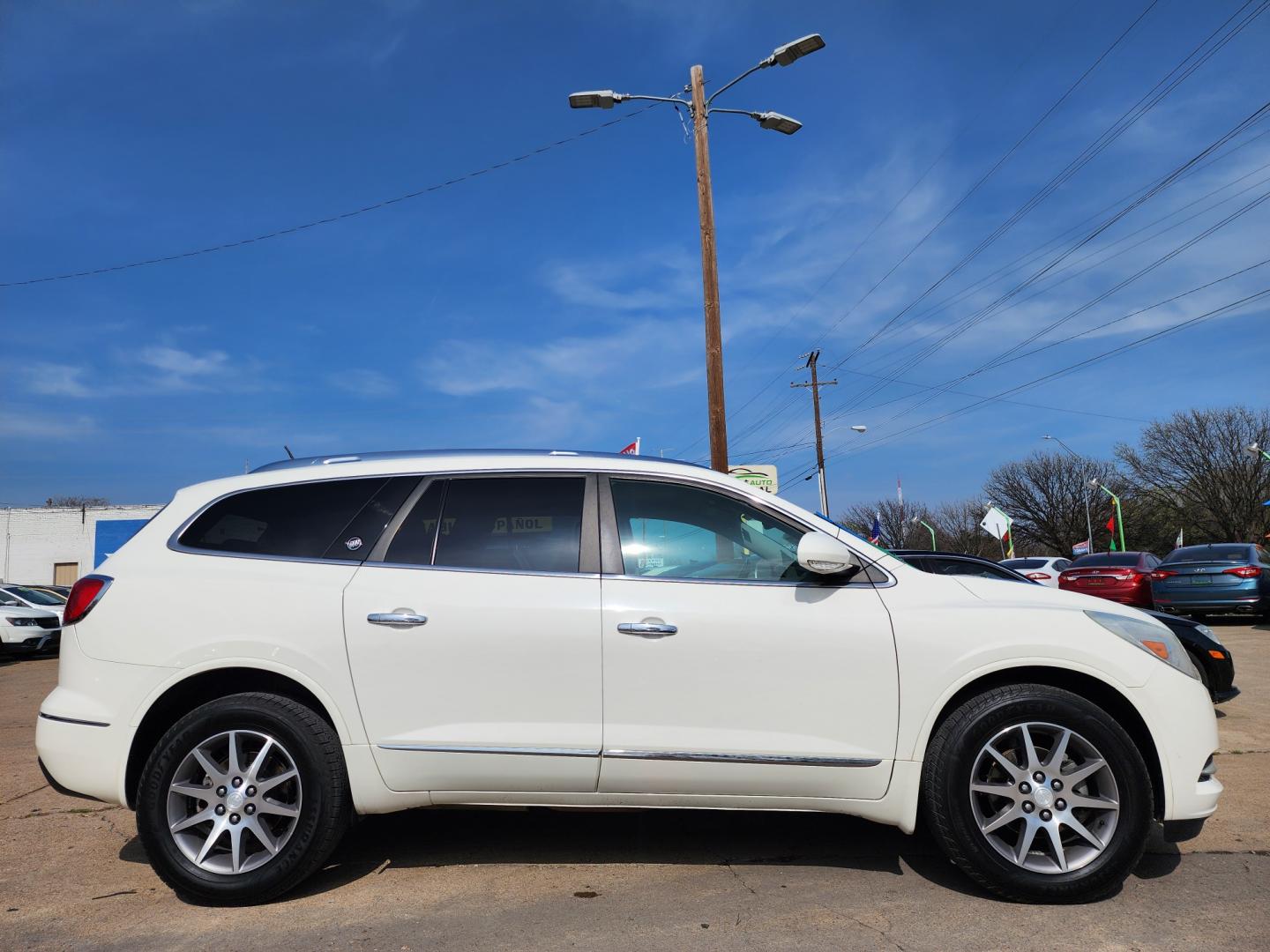 2014 WHITE Buick Enclave Leather (5GAKRBKD2EJ) with an 3.6L V6 DOHC 24V engine, 6-Speed Automatic Overdrive transmission, located at 2660 S.Garland Avenue, Garland, TX, 75041, (469) 298-3118, 32.885387, -96.656776 - Photo#2